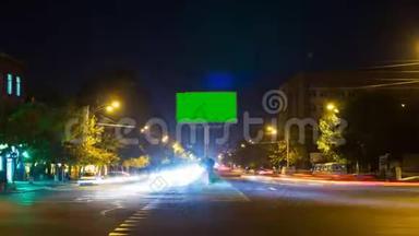 一个广告牌，在城市交通的背景上有一个绿色的屏幕，曝光<strong>时间</strong>很长。 <strong>时间流逝</strong>。 相机是